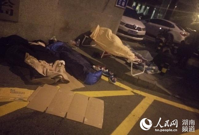 中介直接睡在带来的躺椅、瑜伽垫或纸板，套进睡袋或者盖上带来的被子，通宵排队