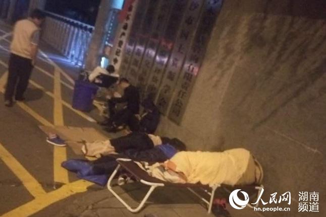 中介在长沙市不动产登记中心门口通宵排队
