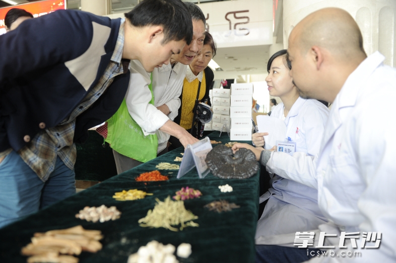 长沙市中医医院星沙院区举行名中医义诊、中药材展示等活动。图为市民向药剂师咨询中药材辨别知识。长沙晚报记者 余劭劼 摄