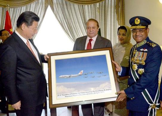 资料图片：2015年04月，巴基斯坦向习近平主席赠送枭龙护航专机照。（图片来源：环球网）