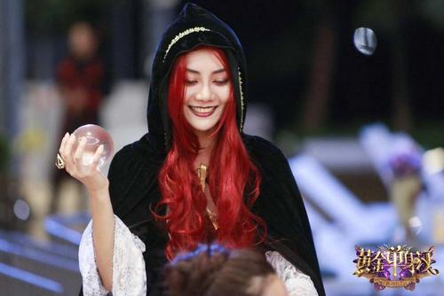 小王菲文俊化身女巫被陈楚河咬脖子