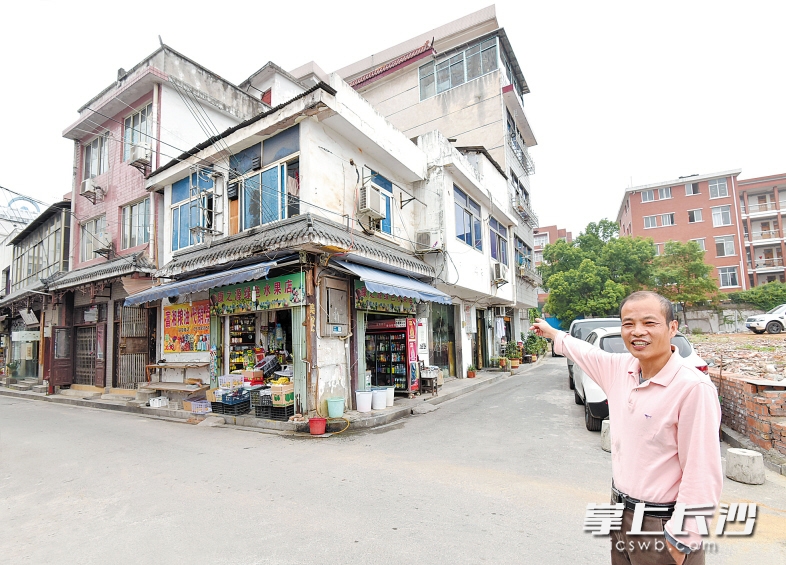 清水塘路福康里住了40多年的老居民赖建翔介绍，原瓦屋街就在这边。徐晖铭 摄