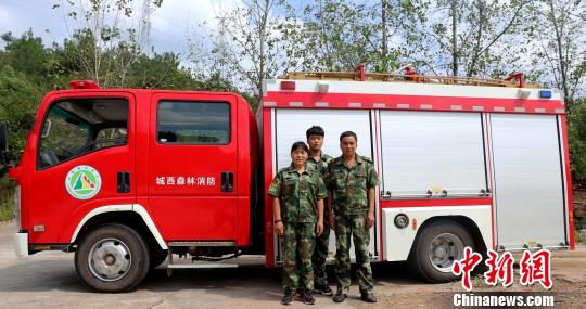 浙江一家三口为守林成“消防之家”父亲花40万自购消防车