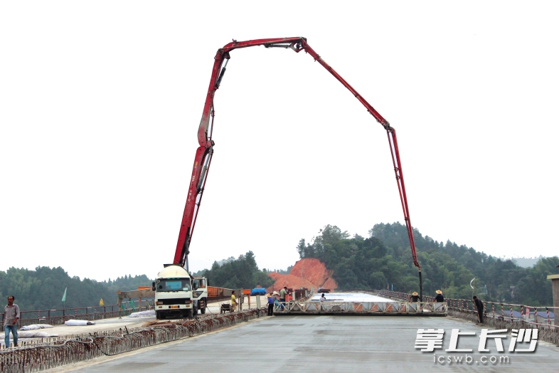 益娄高速宁乡段心田大桥桥面正在浇筑混凝土。长沙晚报通讯员 彭小凤 摄