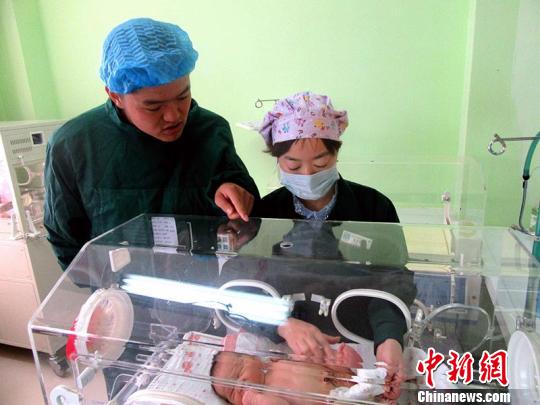 女婴深夜被弃路边新疆新源警方及时救助（图）