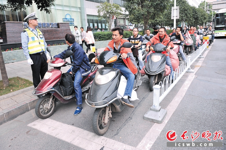 八一路的韶山路口，非机动车待驶专用道投入使用后，电动车有序排队等候信号灯。长沙晚报记者 小刘军 摄