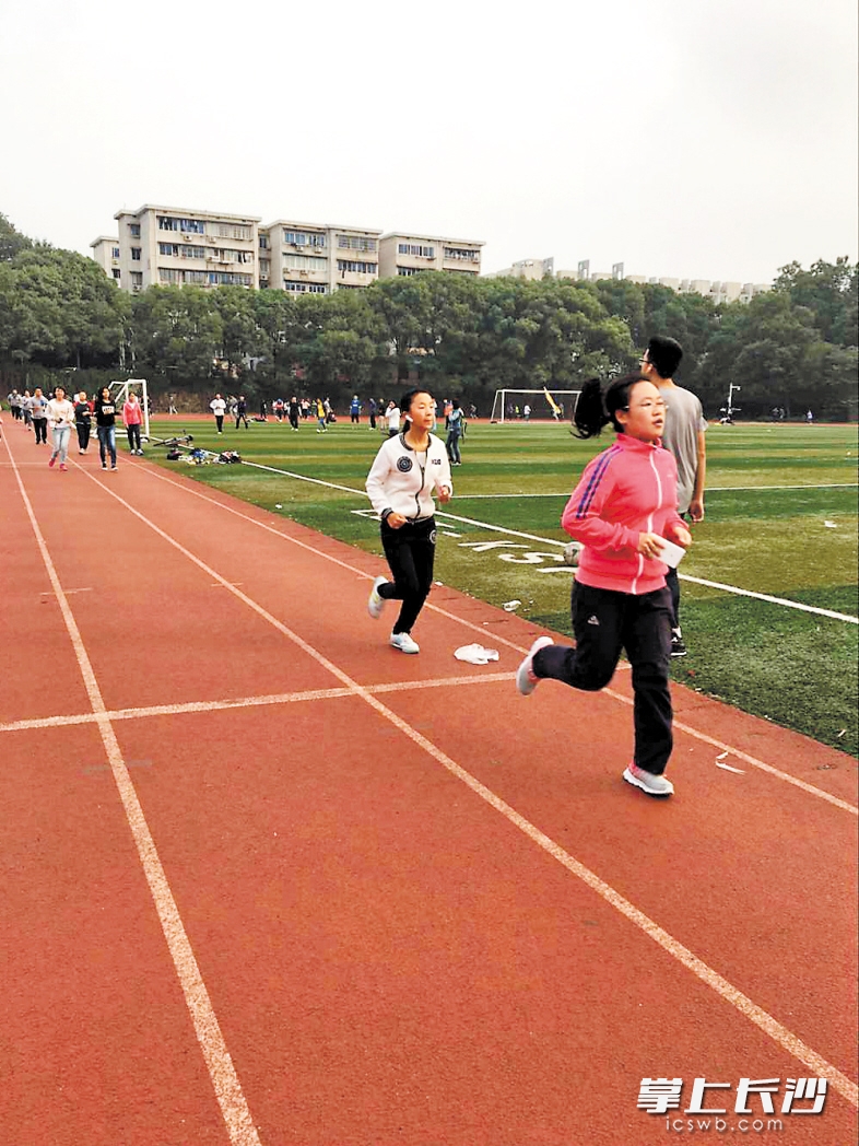 昨日早晨6时50分许，迎着晨曦，中南大学的学生在南校体育场跑步或进行其他方式的锻炼。 长沙晚报通讯员 彭晓菁 摄 