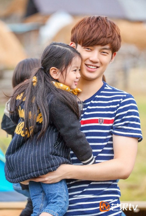 阿拉蕾捣蛋挑战董力耐心 最萌父女组合出现裂缝