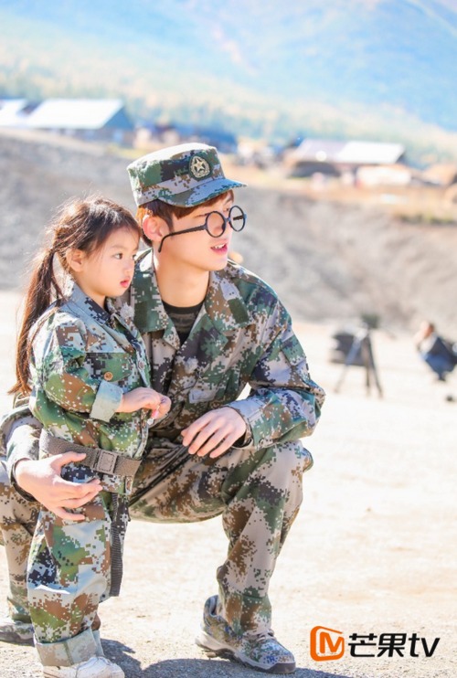 阿拉蕾捣蛋挑战董力耐心 最萌父女组合出现裂缝