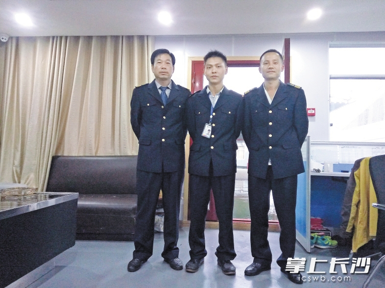27岁的救人者谭谢军（中）介绍，他与同事平日里经常参与救援演练和培训。长沙晚报记者 刘琦 实习生 戴靓 摄影报道