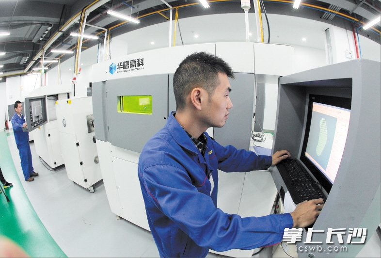 长沙增材制造（3D打印）工业技术研究院，工作人员在3D打印设备前操作。均为长沙晚报记者 陈飞 摄