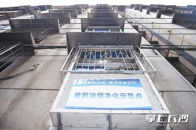 芙蓉区部分小区试点改装油烟净化机后，外墙干净了很多，不再像以前一样满是黑色油污。 均为长沙晚报记者 黄启晴 摄