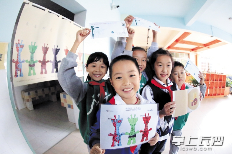 以泰禹学校吉祥物“小禹鹿”为主角的门帘、信封邮戳等系列周边产品，都是孩子们的原创。长沙晚报通讯员 李静 摄