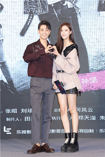 孙坚与宋妍霏同框比心