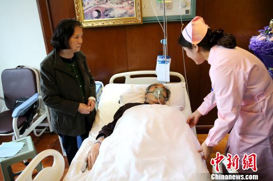 七旬老人被救醒后写“护士没吃饭”称应相互理解