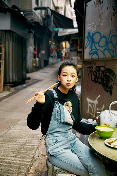 孙怡时髦养成记 露香肩吃路边摊少女感炸裂