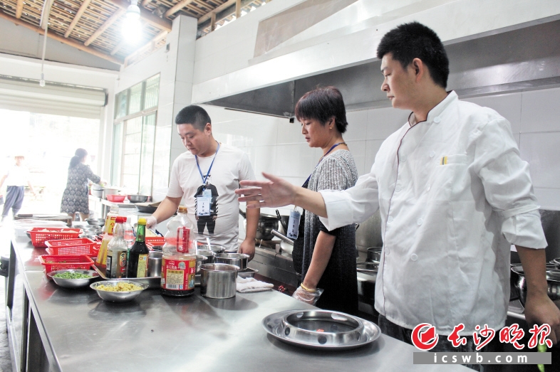 作为餐饮专业人士的食安督导员，到同行的餐馆里检查起来可是一丝不苟。长沙晚报通讯员 钟智 摄