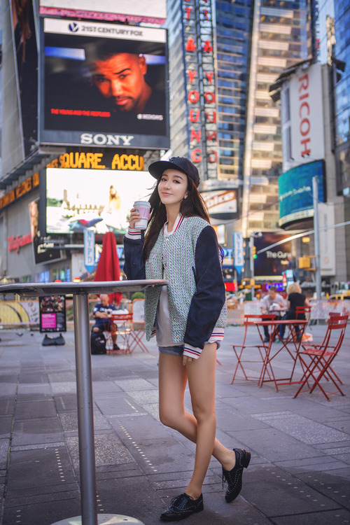 娄艺潇大秀美腿