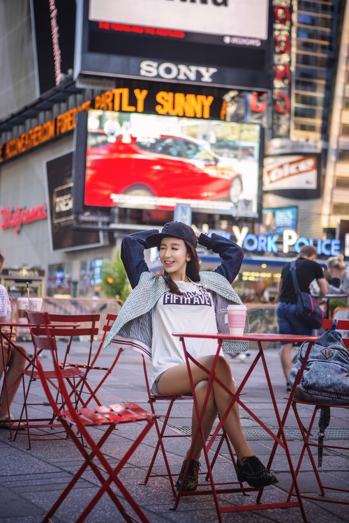 娄艺潇笑容娇俏