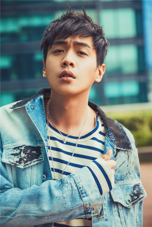 张若昀目光深情