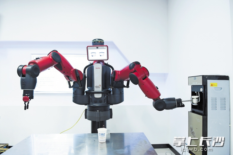 长沙智能制造研究总院一台机器人正在完成为客人倒水的一整套动作。