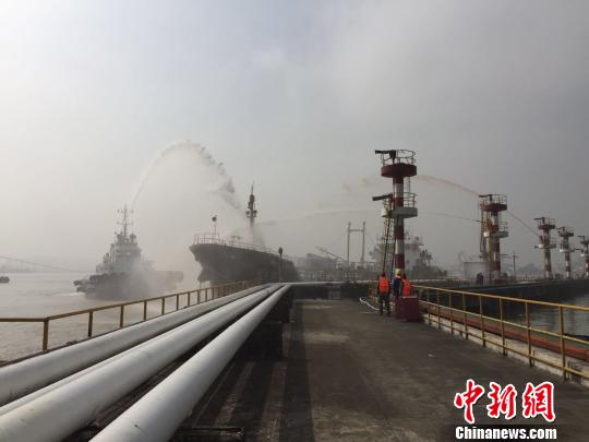 福州在闽江内港区举行海上溢油综合应急演练
