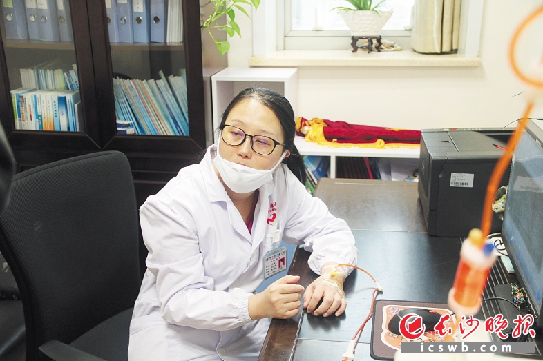 虽然高烧近40℃，但门诊、手术、查房、科研，唐洁一样都没落下。长沙晚报通讯员 王成健 摄