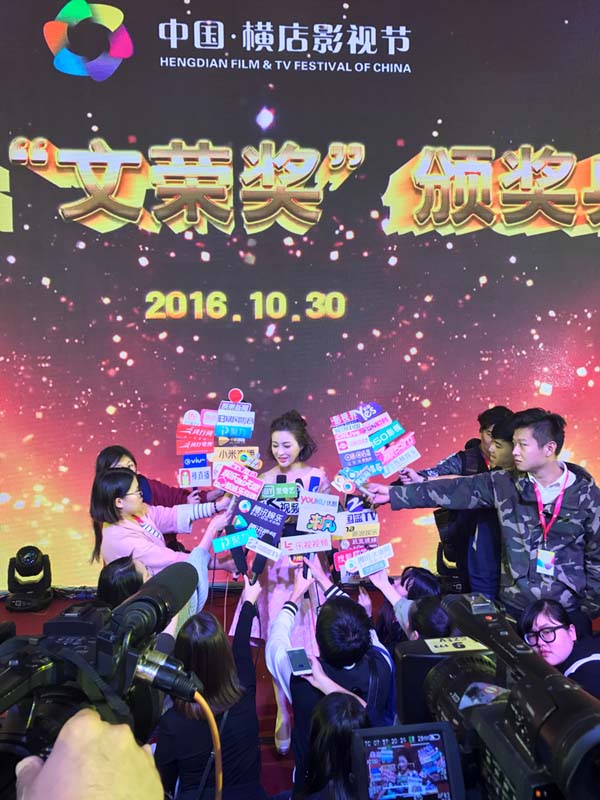甘婷婷接受记者采访