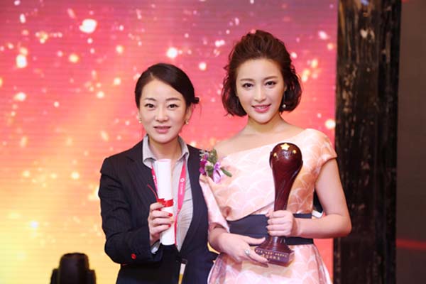 甘婷婷与“文荣奖”领导