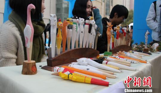 兰大学子举办“创意市集”骆驼证、定制产品受追捧