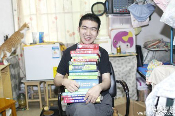 Mo Tianchi poses with his books. (Photo from Sina Weibo)