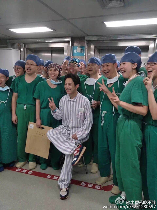 何炅医务人员合影