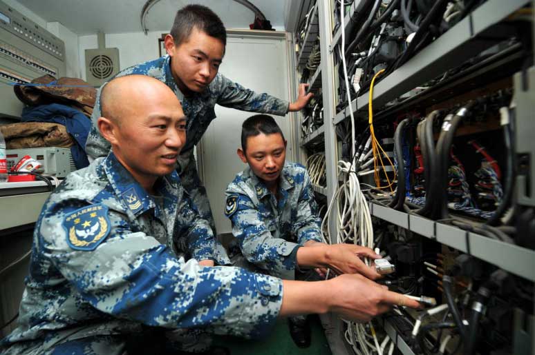 2012年7月17日，雷达技师王胜全认真维护装备（郭超英摄）