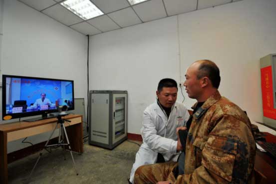 2012年12月2日，卫生队队长张刚利用远程医疗会诊系统给雷达技师王胜全诊治（郭超英摄）