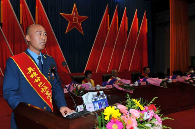 王胜全做报告（郭超英摄影）