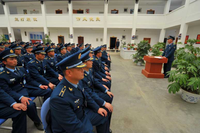 甘巴拉二级军士长王胜全为学员作报告，谈甘巴拉精神传承。
