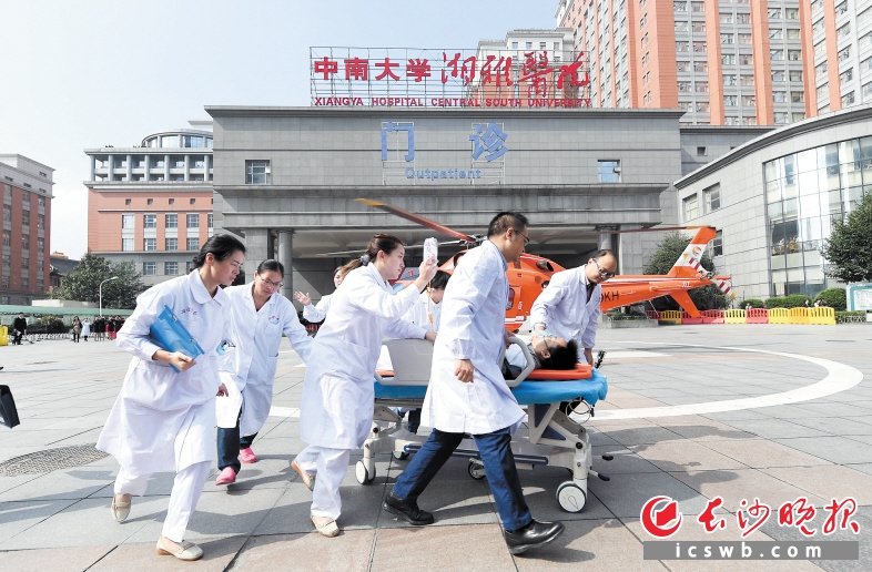 11时21分 “患者”被送往急救室抢救。