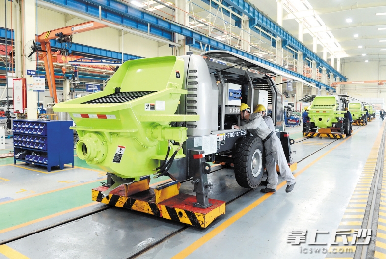 中联重科、三一集团、北汽福田等已发展成为支撑长沙高新领域发展的龙头企业，成为长沙打造国家创新创意中心的生力军。这是繁忙的中联重科生产车间。长沙晚报记者 石祯专 摄