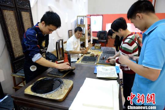 活字雕版印刷吸引众多观众尝试 陈悦 摄