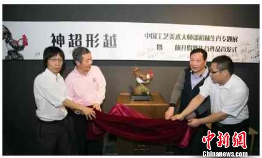 羊城晚报报业集团总经理李和平(左二)，羊城晚报报业集团管委会副主任、羊城晚报社副社长李宜航(右一)，羊城晚报艺术研究院执行院长张演钦(左一)，工艺美术大师潘柏林(右二)为生肖专题展揭幕 唐贵江 摄
