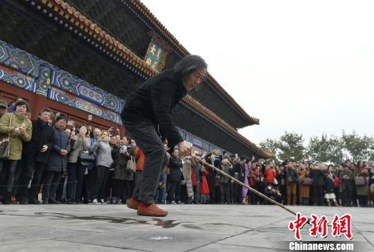 书法家王冬龄太庙挥毫展32米镜面壁书《易经》