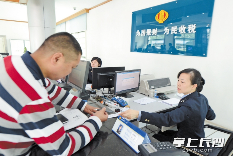 “长沙市望城区金山桥办税服务厅”挂牌成立，标志着望城区国税局雷锋税务分局、望城区地税局第二税务分局深度融合合署办税正式运行。这是全省首家真正实现深度融合的办税厅。长沙晚报记者石祯专 通讯员褚方彬 摄影报道