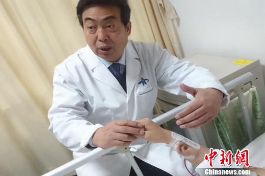 男子因车祸失去右耳医学专家手臂“种”耳