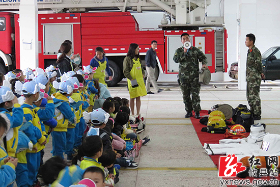 攸县消防大队警营开放 小朋友消防日体验消防