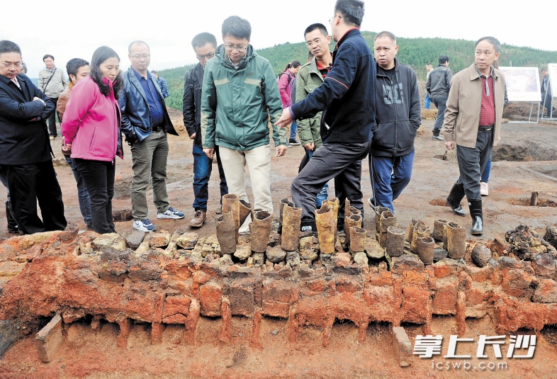 保存完好的炼锌矿冶考古遗址在桂阳桐木岭一个山头被发掘出来，前来参观的文物专家对此兴奋不已。