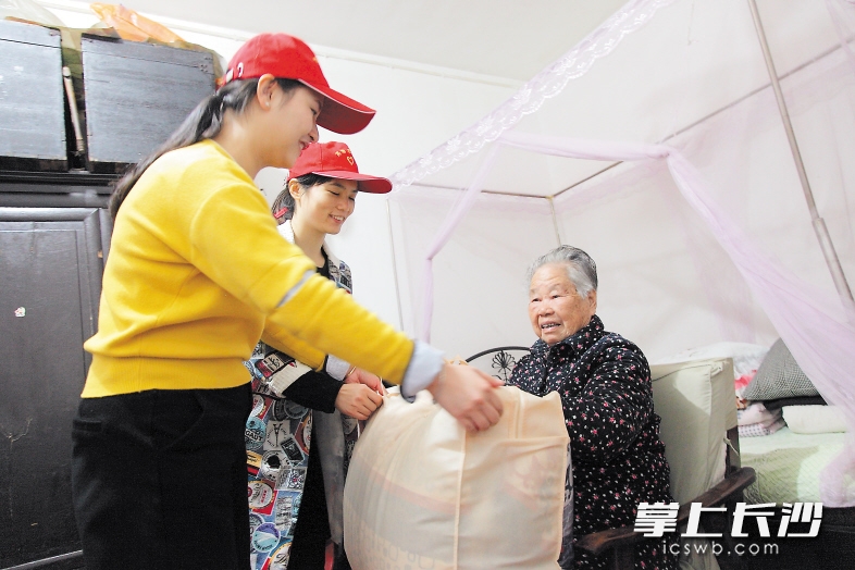 马王堆街道以“先锋圆梦行”行动激活党员服务热情。天气逐渐变冷，党员“小红帽”走进空巢老人家中，送去暖心棉被。