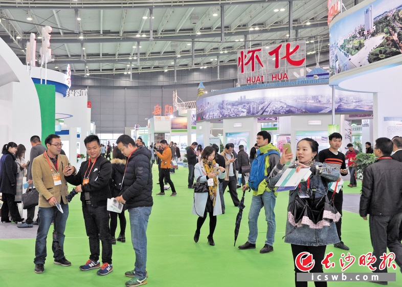 昨日上午，2016中国（长沙）住宅产业化与绿色建筑产业博览会在长沙国际会展中心开幕。 长沙晚报记者 王志伟 摄