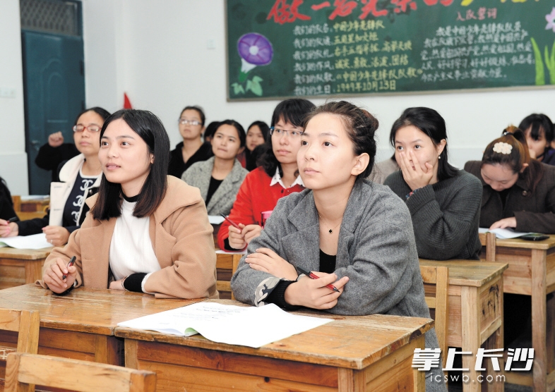 长沙市开福区新竹二小:小学开夜校 老师当学生