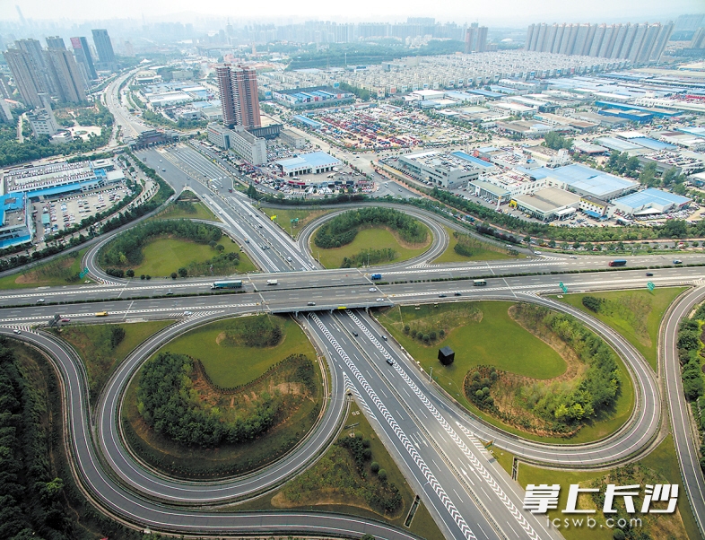 长沙将建设全国公路运输枢纽，形成高速公路与干线公路无缝对接的互联互通格局。