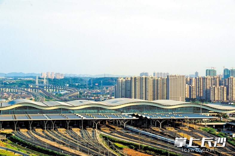 京广高铁和沪昆高铁在长沙火车南站形成“十”字形高铁网络的交会点，长沙成为中国高铁版图上的黄金枢纽。均为长沙晚报记者 邹麟 摄